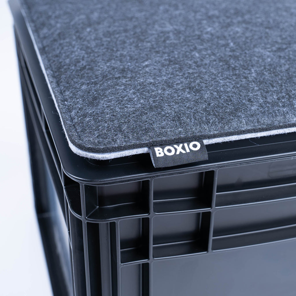 BOXIO SIT Sitzkissen auf Eurobox als Hocker