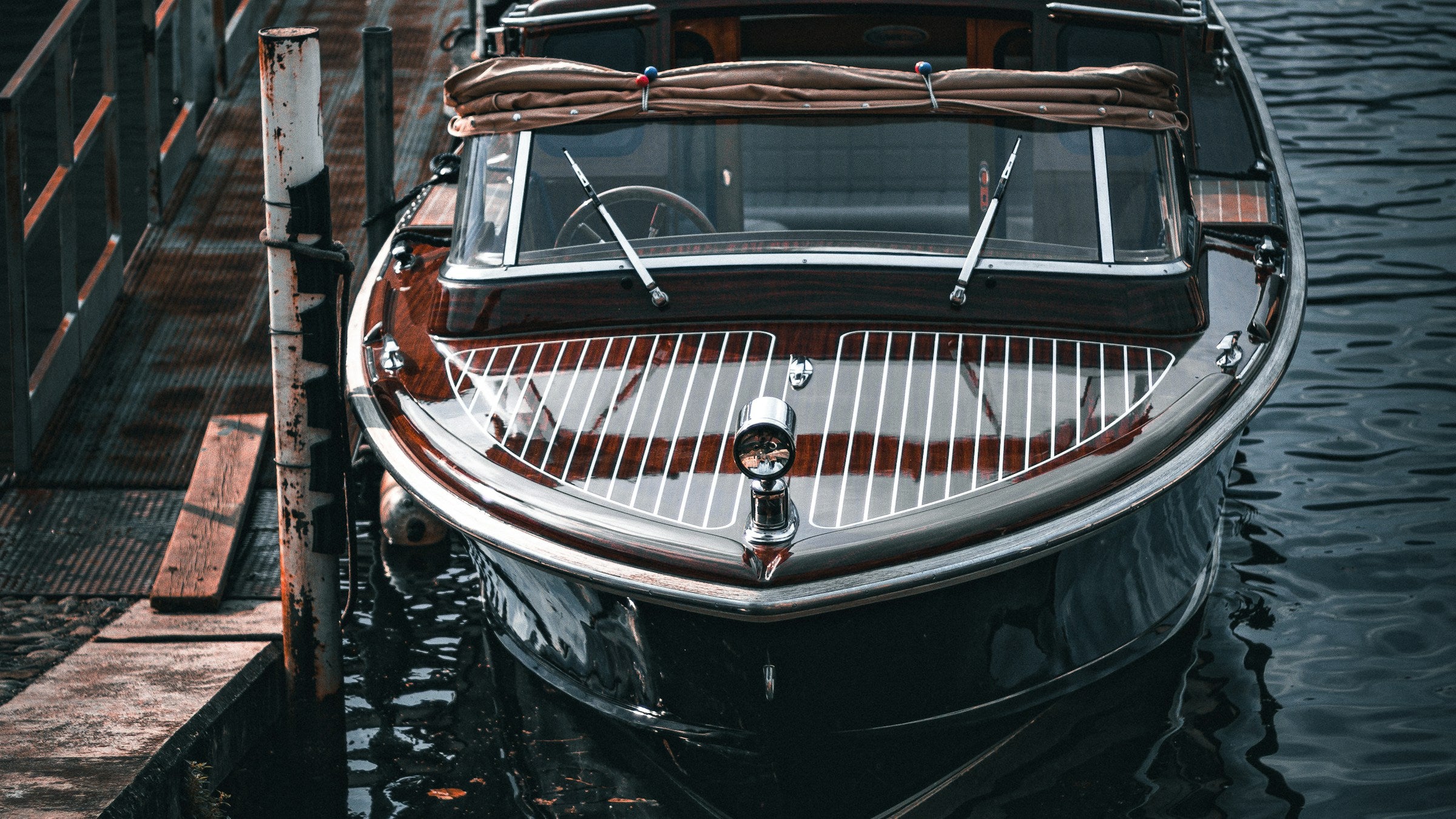 Klassisches Holzmotorboot am Steg – Bootshandel Rauscher Boot